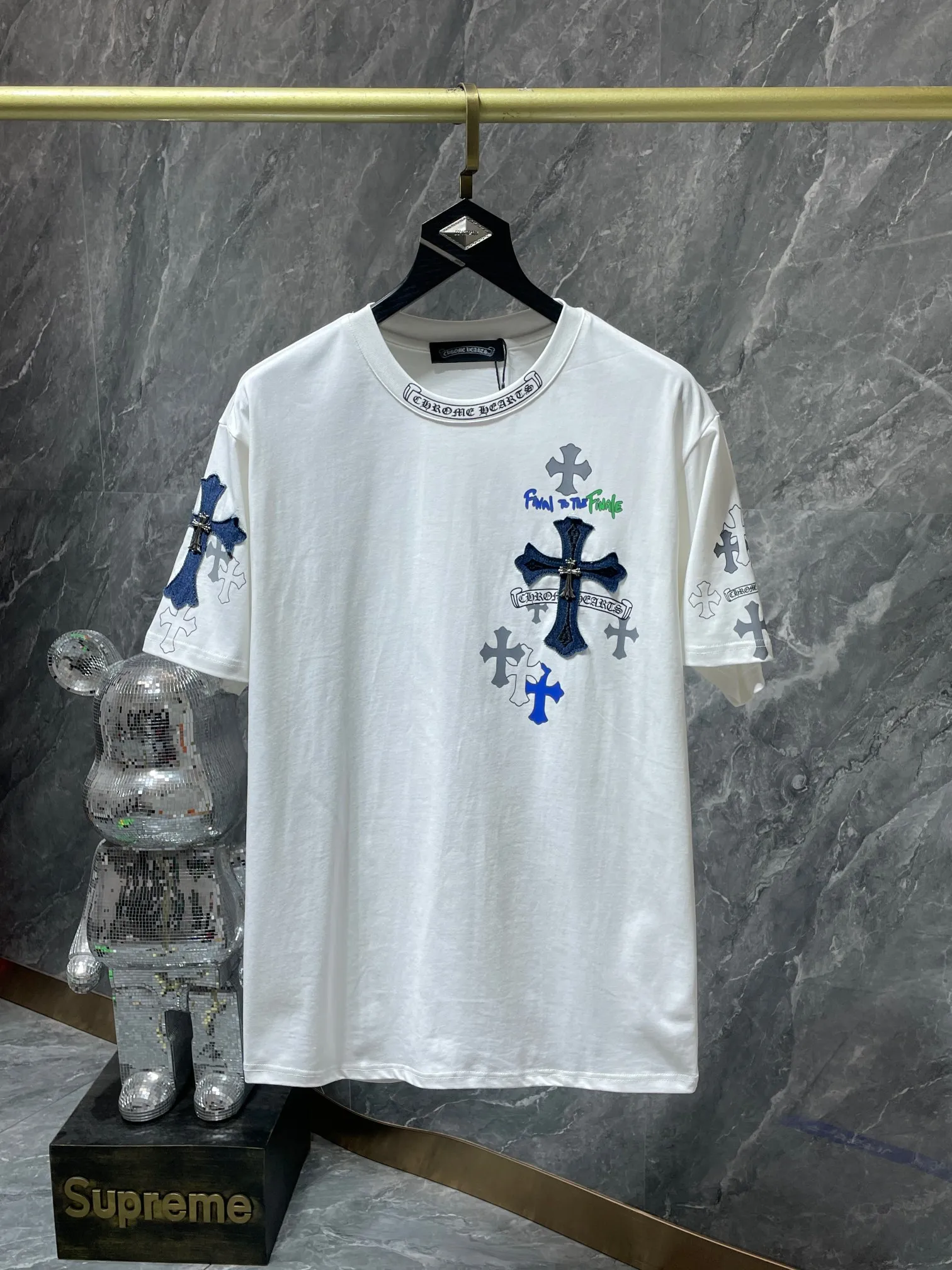 P160 ✨New arrival✨ Chrome Hearts 25ss High gram weight, environmentally friendly and high-quality top-quality fabric 260g~270g Cross Sanskrit patchwork leather overlapping metal short-sleeved T-shirt Heavy hand-cut patchwork embroidery process➕Tajima machine embroidery➕Handmade willows Counter synchronization 1:1 replica version 🌈Recommended colors: black white 🌈 Size: S, M, L, XL